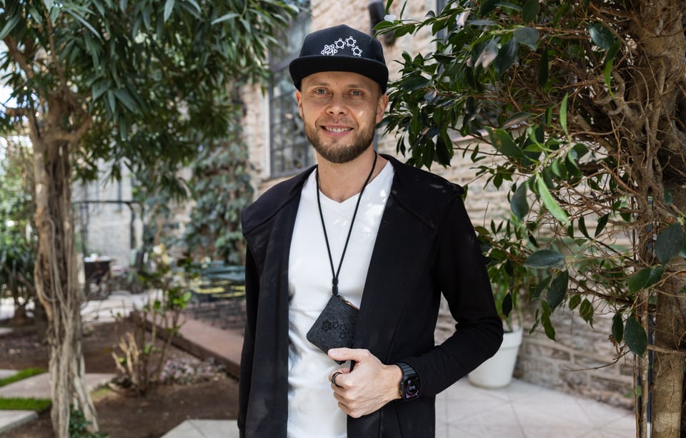 Martin Hoolma õuel, kandes HeartMath sensorit